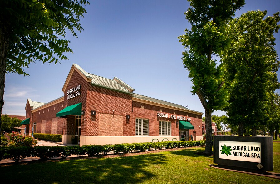 More Photos Of 16062 Southwest Fwy, Sugar Land General Retail For Lease