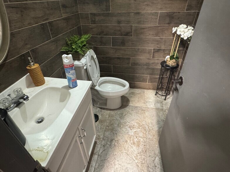 More Photos Of 100 E 32nd St, Bryan Freestanding For Sale