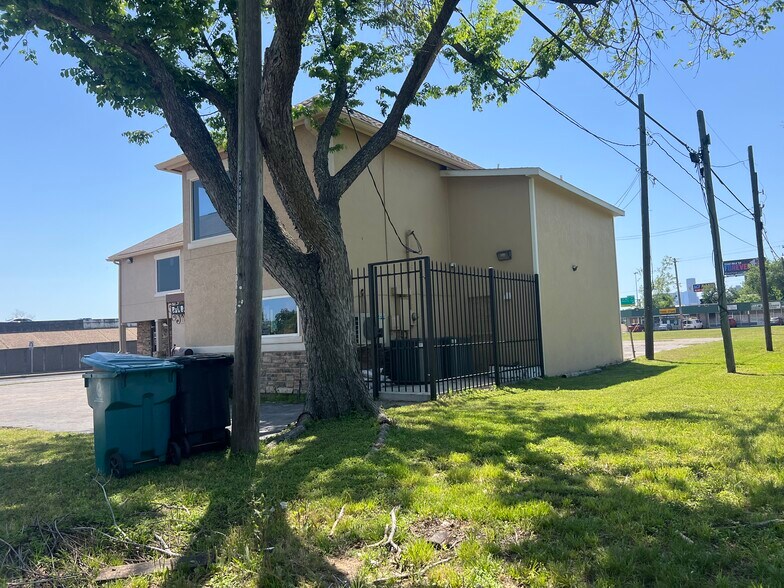 More Photos Of 2711 North Fwy, Houston Medical For Sale