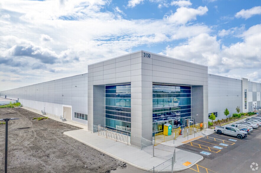 More Photos Of 3150 Derry Rd E, Mississauga Warehouse For Lease