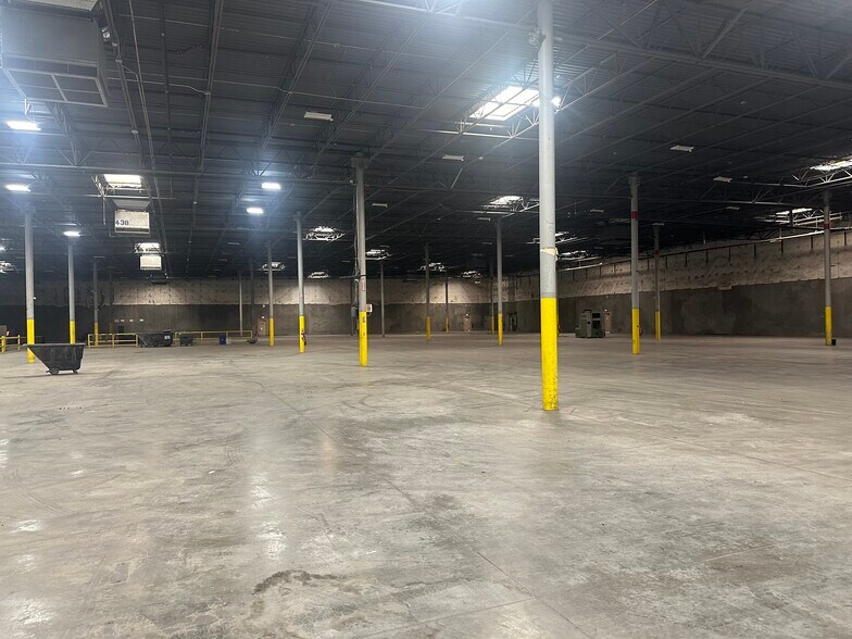 More Photos Of 2323 McDaniel Dr, Carrollton Distribution For Lease