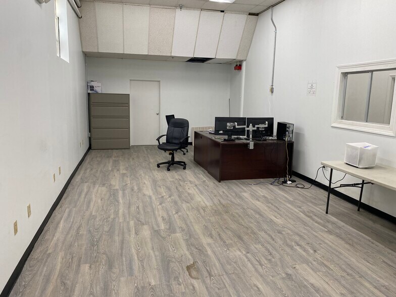 More Photos Of 1024 Gatewood Ave, Greensboro Warehouse For Lease