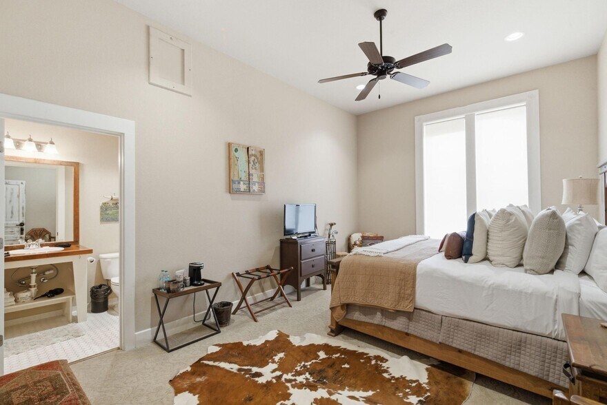 More Photos Of 103 N Pecan St, Hico Hotel For Sale