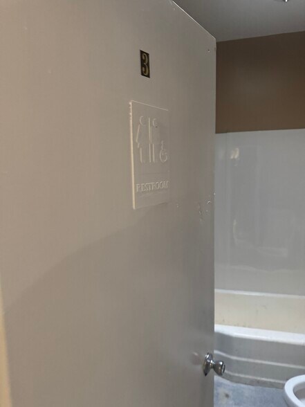 More Photos Of 2449 Shirley Ave, Baltimore Flex For Sale