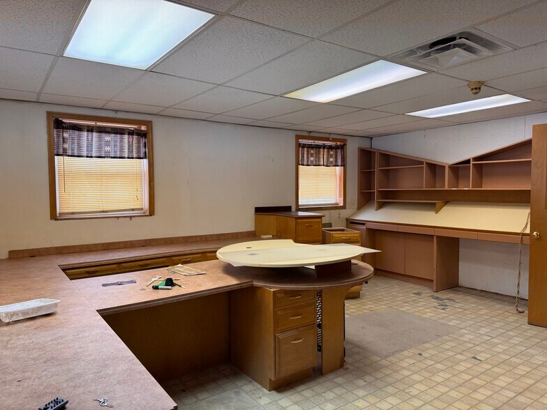 More Photos Of 4590 Eagle Creek Rd, Leavittsburg Showroom For Lease