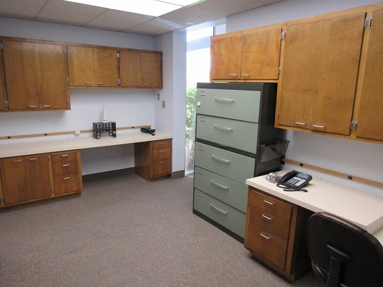 More Photos Of 313 W Country Club Rd, Roswell Medical For Sale