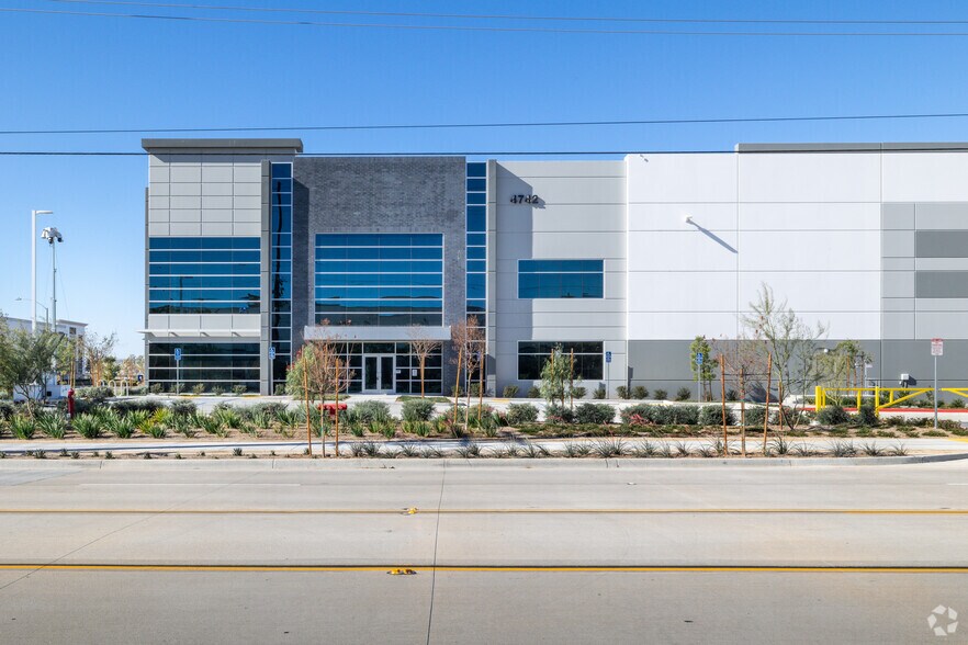 More Photos Of 4742 Redlands Ave, Perris Warehouse For Lease