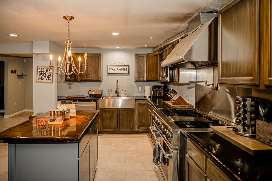 More Photos Of 2735 PA-390, Canadensis Hospitality For Sale