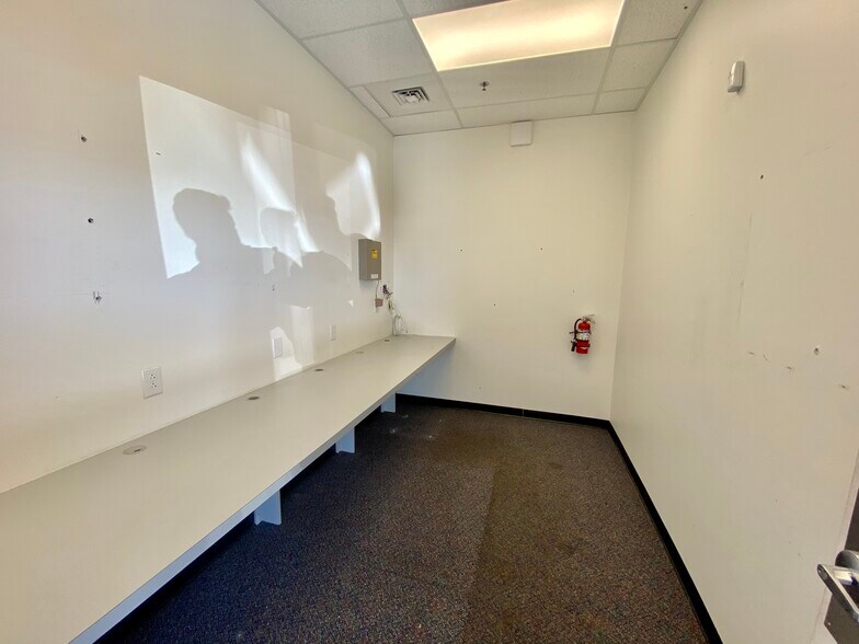 More Photos Of 1203 W Ferdon St, Litchfield Storefront For Lease