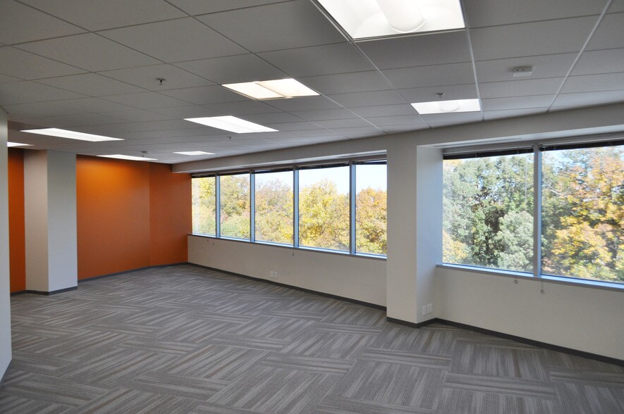 More Photos Of 2010 Corporate Ridge Rd, McLean Office For Lease