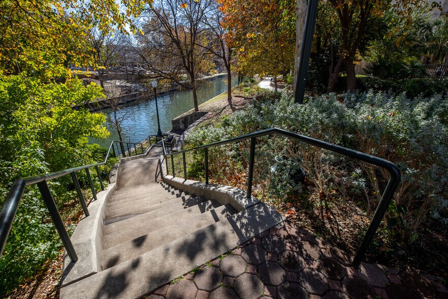 More Photos Of 214-224 Dwyer Ave, San Antonio Office Residential For Sale