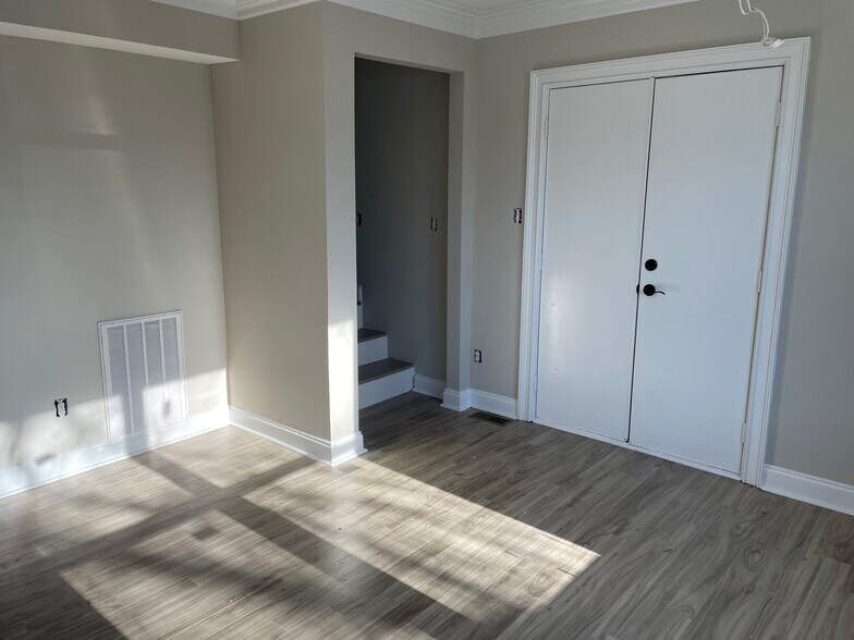 More Photos Of 1508 Remount Rd, Charlotte Showroom For Lease
