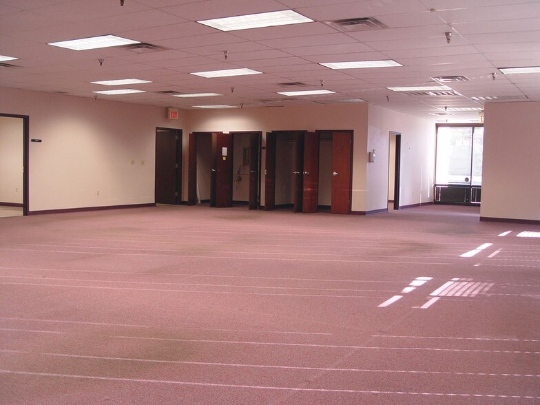 More Photos Of 2800 W 70th St, Shreveport Flex For Lease