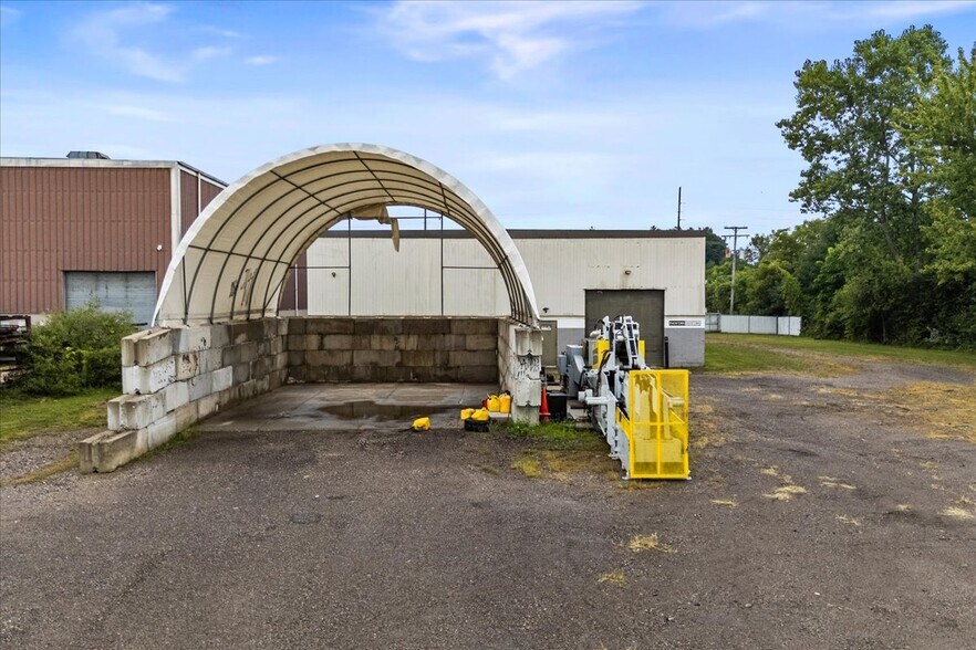 More Photos Of 59230 Havenridge Rd, New Haven Manufacturing For Sale