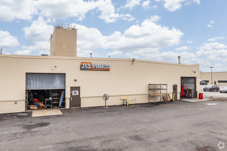 More Photos Of 122 Mill Rd, Oaks Warehouse For Lease