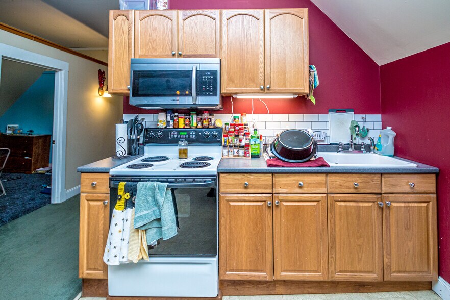 More Photos Of 12 Middle St, Lancaster Flex For Sale