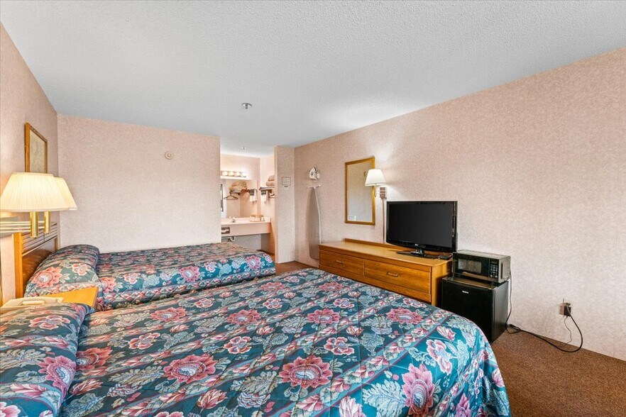 More Photos Of 3043 E Van Buren, Eureka Springs Hotel For Sale