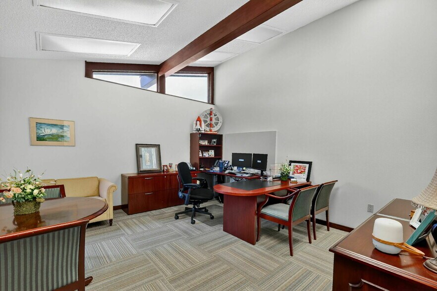 More Photos Of 1029 W Magnolia St, Leesburg Office For Sale