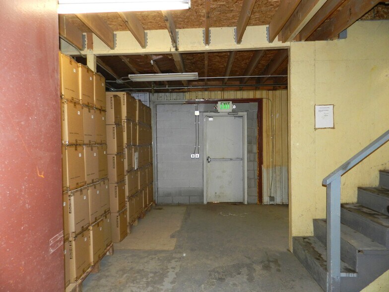 More Photos Of 2520 N River Rd, Olathe Warehouse For Lease