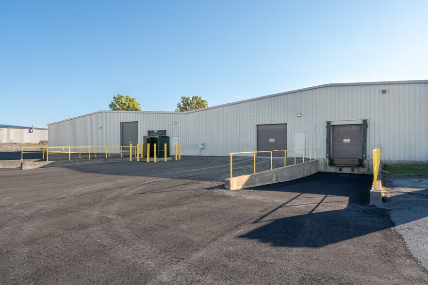 More Photos Of 6050 Don Murie St, Niagara Falls Warehouse For Lease