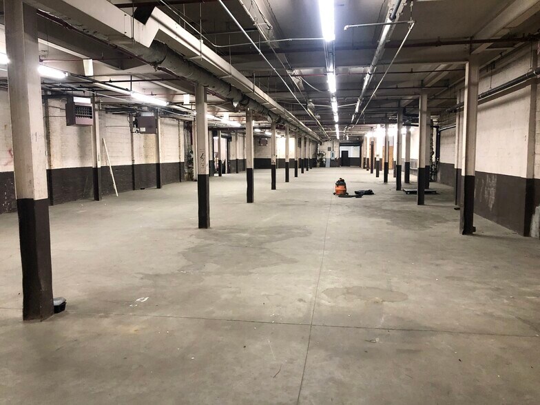 More Photos Of 52-08 Grand Ave, Maspeth Manufacturing For Lease