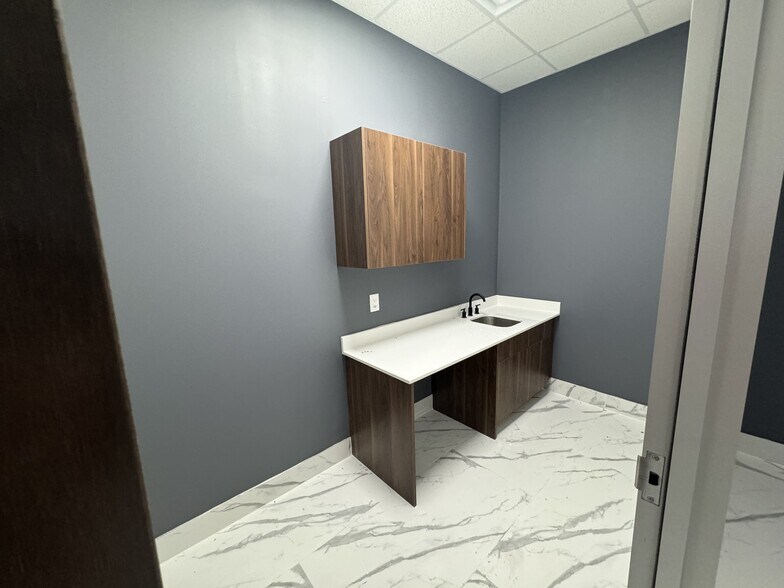 More Photos Of 11507 S Highway 6, Sugar Land Freestanding For Lease