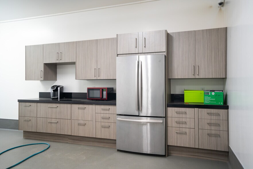 More Photos Of 19533 McLane St, Palm Springs Distribution For Sale