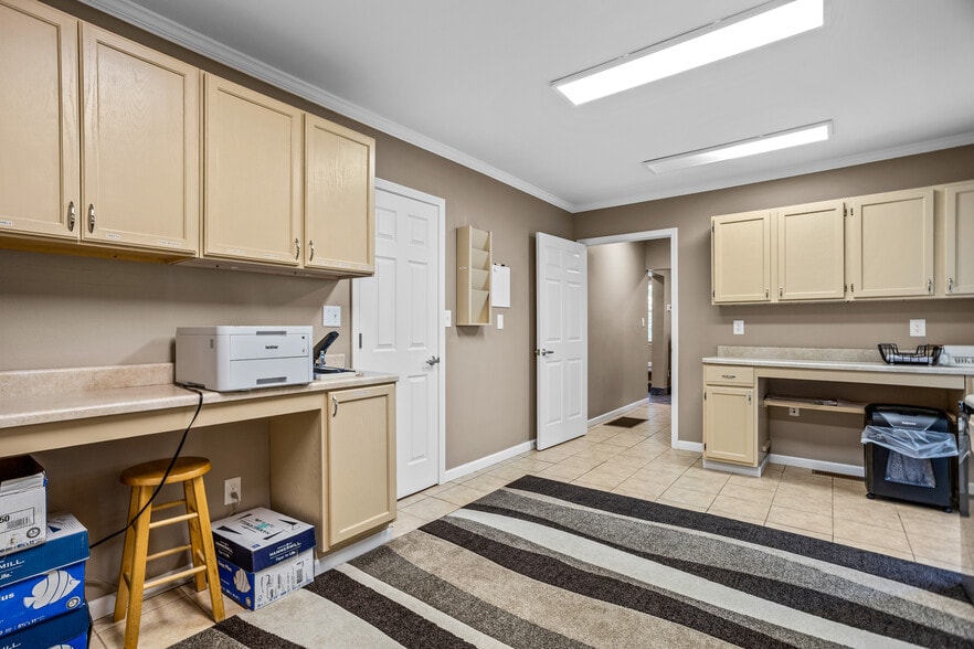 More Photos Of 218 Oak St, Grove City Office For Lease