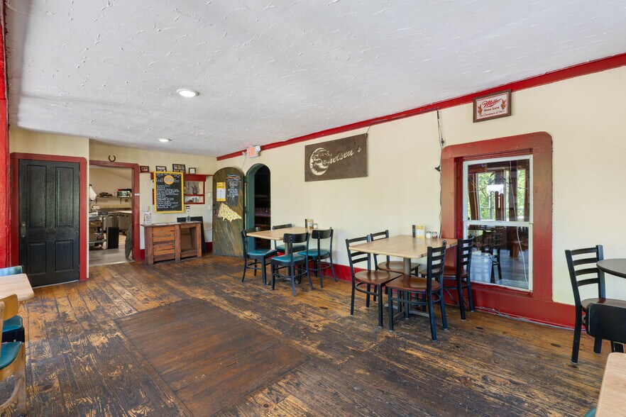 More Photos Of 10 Mountain St, Eureka Springs Restaurant For Lease