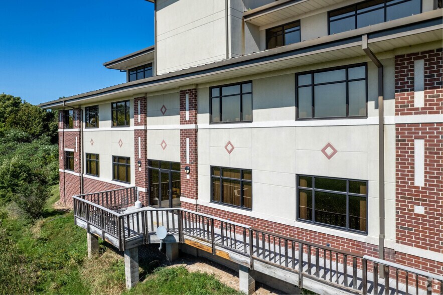 More Photos Of 1166 Quail Ct, Pewaukee Office For Lease