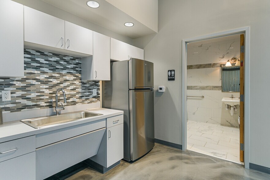 More Photos Of 1009 N Ranch 620 Rd, Lakeway Warehouse For Sale