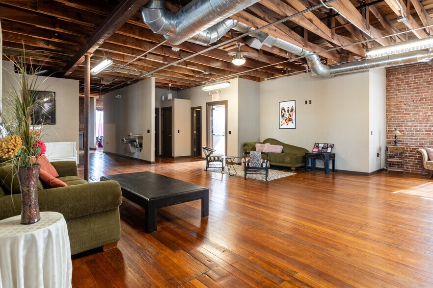 More Photos Of 200 N Armstrong St, Bixby Storefront For Lease