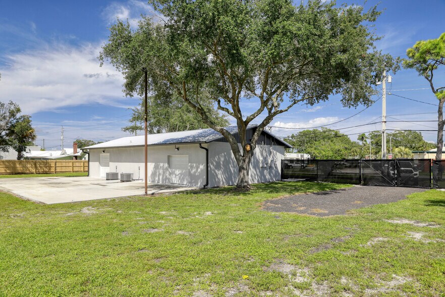 More Photos Of 1228 S Hopkins Ave, Titusville Office For Sale