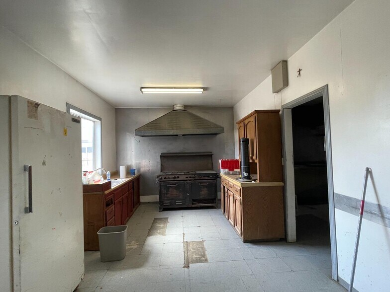 More Photos Of 17059 Myrtle Ave, Huron Restaurant For Sale