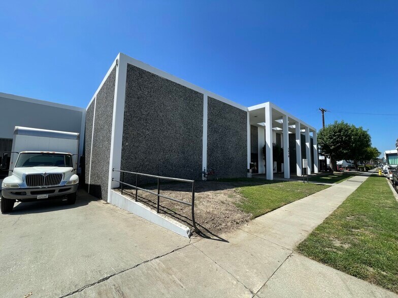 Primary Photo Of 2970 E Maria St, Rancho Dominguez Manufacturing For Sale