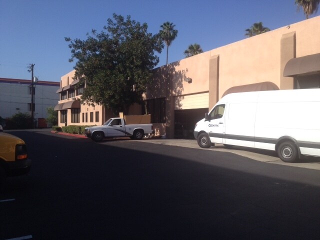 More Photos Of 550-555 Riverdale Dr, Glendale Light Manufacturing For Lease