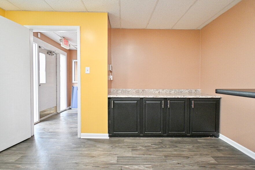 More Photos Of 8240 Clara Ave, Cincinnati Office For Sale