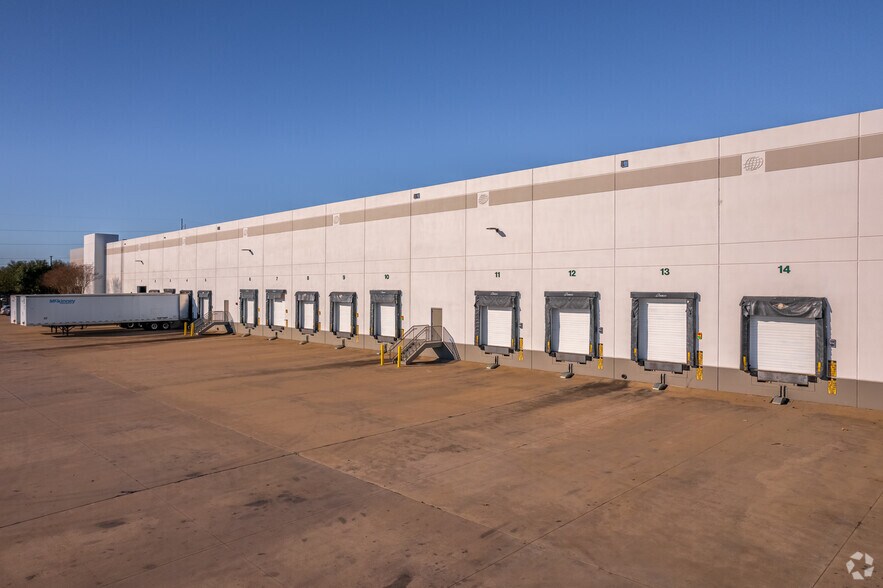 More Photos Of 5351 Samuell Blvd, Mesquite Distribution For Lease