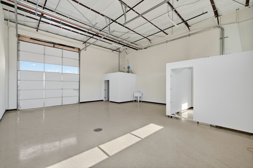More Photos Of 7915 Glen Harbor Blvd, Glendale Showroom For Lease