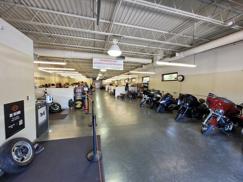 More Photos Of 1021 Goldenbelt Blvd, Junction City Auto Dealership For Sale
