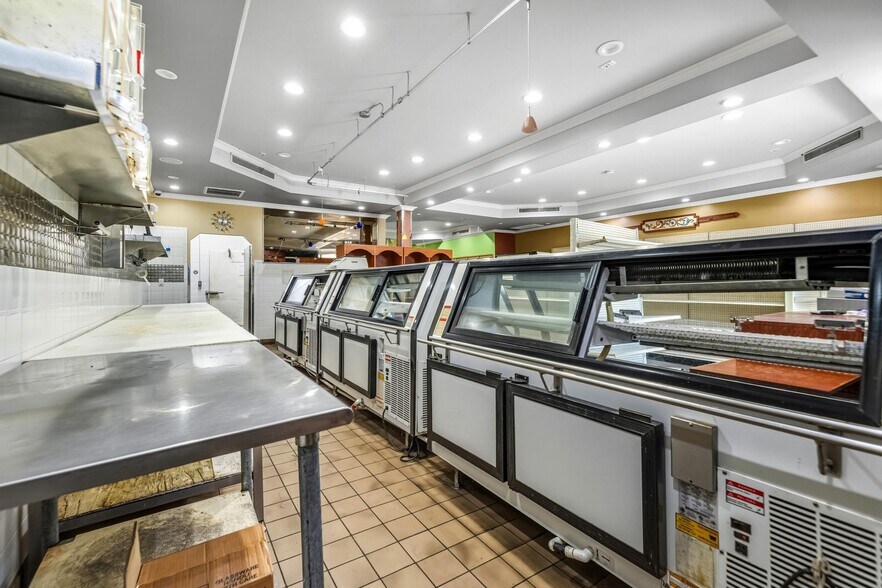 More Photos Of 5075 Hollywood Blvd, Los Angeles Restaurant For Lease