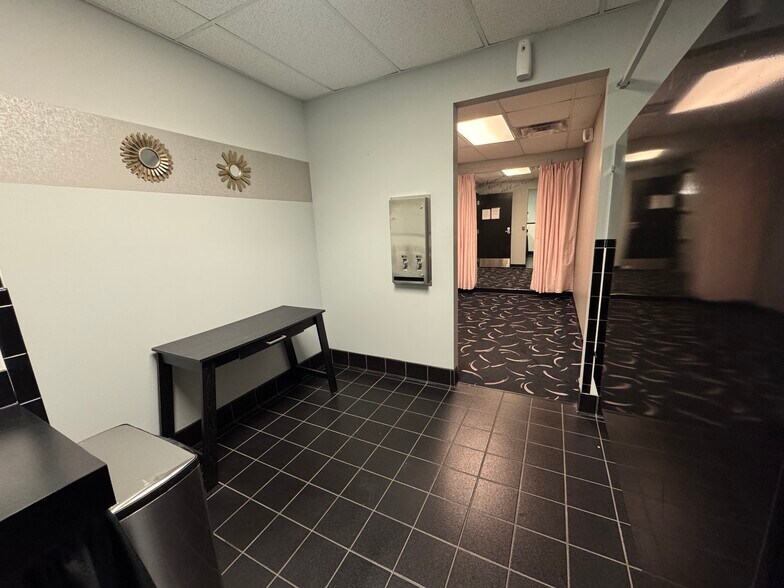 More Photos Of 11830 Stonegate Dr, Omaha Sorority Fraternity House For Sale