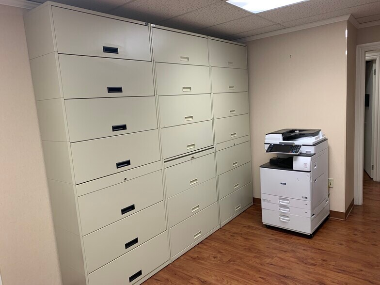 More Photos Of 8 Quakerbridge Plz, Hamilton Office For Sale