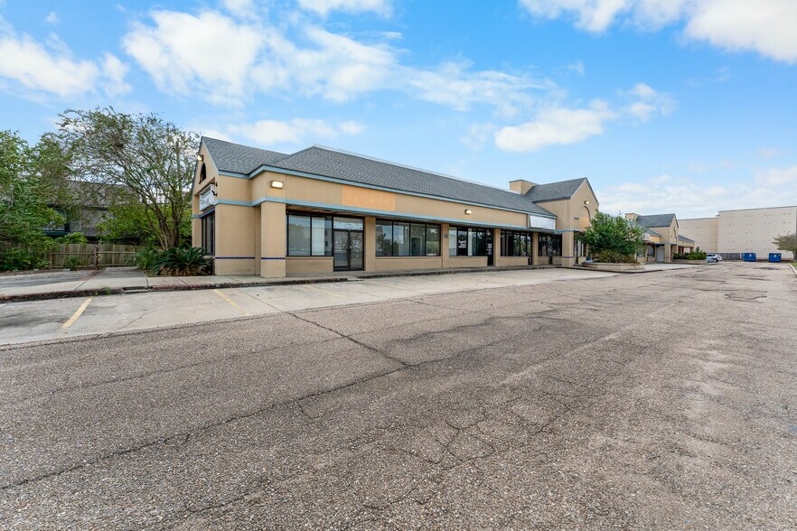 More Photos Of 1962 O'Neal Ln, Baton Rouge Freestanding For Sale