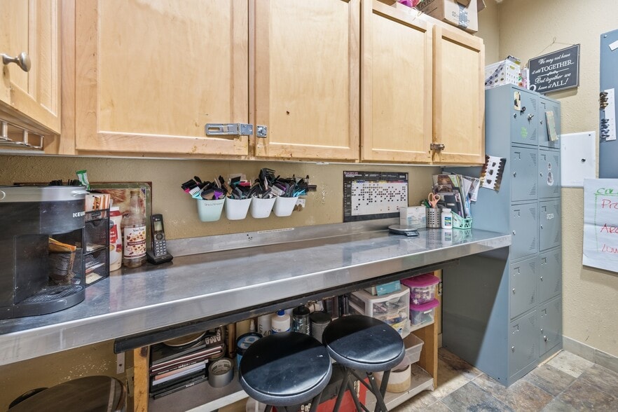 More Photos Of 249 NW 6th St, Redmond Storefront Retail Office For Lease