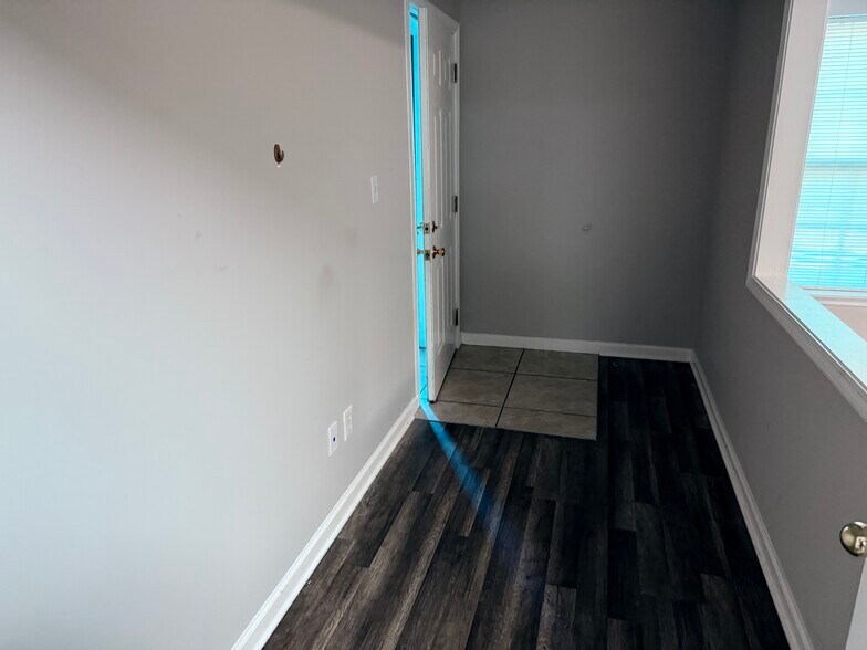 More Photos Of 1910 Garden Springs Dr, Lexington Office For Lease