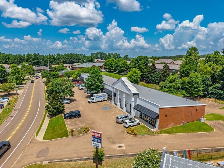 More Photos Of 304 Heritage Dr, Oxford General Retail For Sale