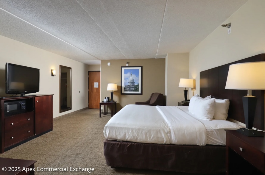 More Photos Of 525 N Canal Rd, Lansing Hotel For Sale