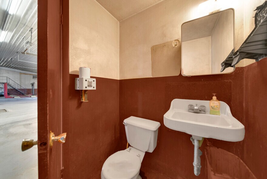 More Photos Of 104 Main St, Wiggins Industrial For Sale