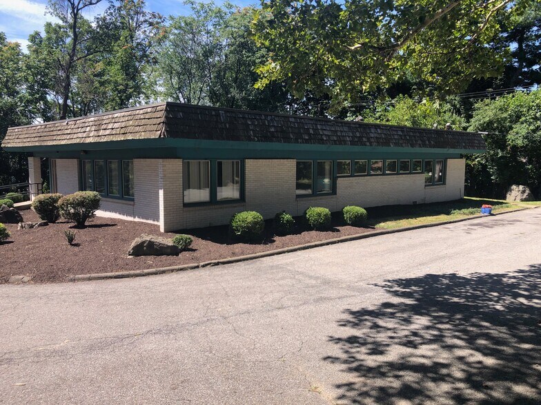 More Photos Of 460 Gidney Ave, Newburgh Medical For Lease